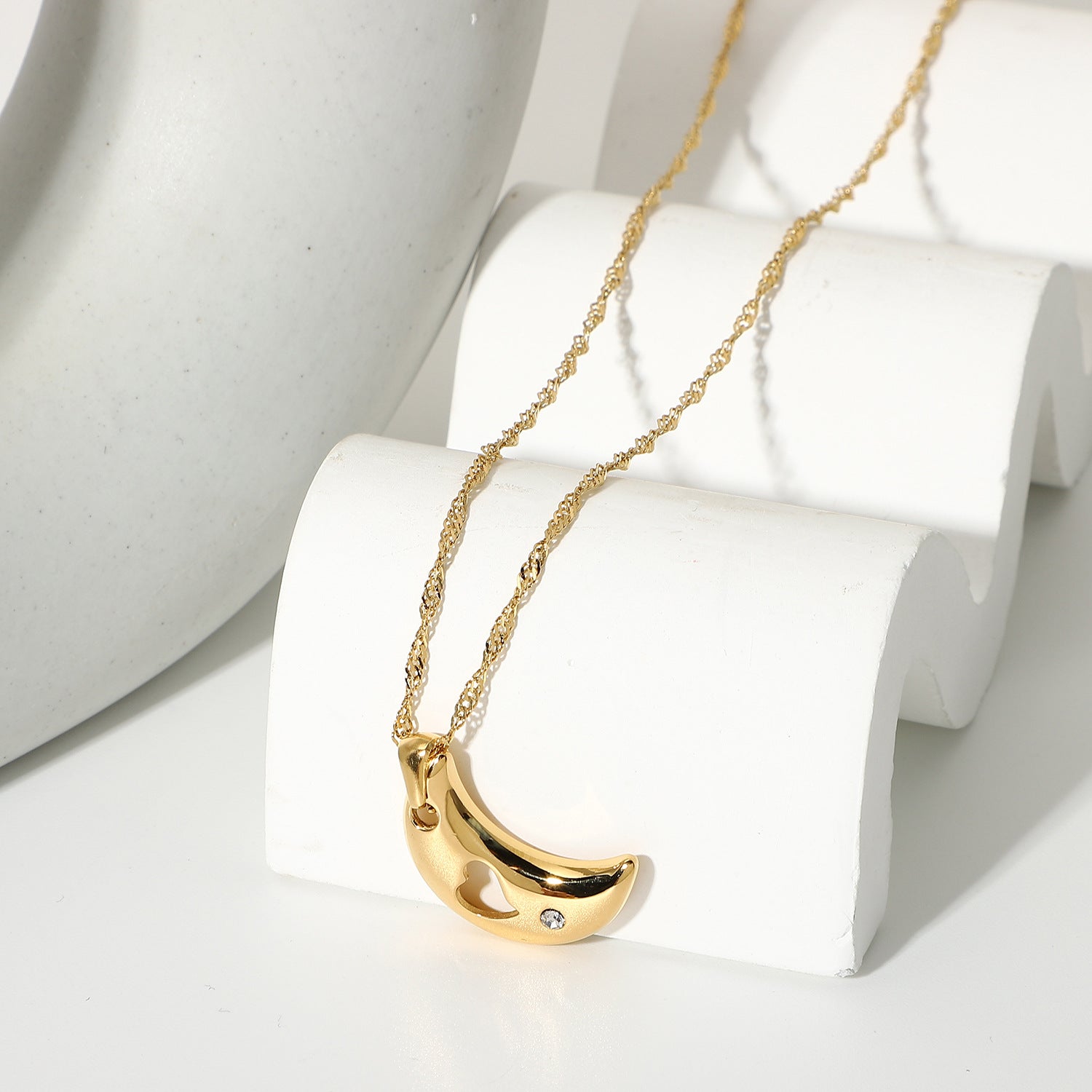 Collection Eclipse : Selene, Collier Lune en acier inoxydable